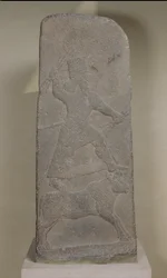Stele raffigurante il dio della tempesta Adad in piedi sul suo toro e brandendo fulmini, dal Tempio di Ishtar, Arslan Tash (Hadatu) 744-727 a.C.